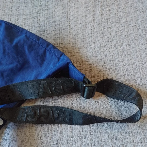 BAGGU Medium Crescent Bag in Marine Blue - Picture 4 of 11